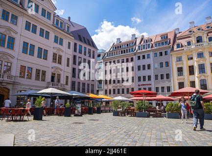 Dresden, 28. Juni 2022: Restaurants hinter der Frauenkirche mit dem Augustiner laden zum Verweilen in historischer Umgebung ein. Der Stockfoto