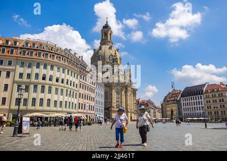 Dresden, Deutschland - 28. Juni 2022: Frauenkirche oder Frauenkirche in der sächsischen Hauptstadt. Wahrzeichen von Dresden, wiederaufgebaute Ikone der Stadt. Kuppeltürme Stockfoto