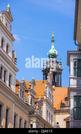 Dresden, Deutschland - 28. Juni 2022: Blick über die Dächer der Dresdner Altstadt auf den Turm der Hoflkirche. Der schwarz verfärbte Sandstein mit dem gr Stockfoto