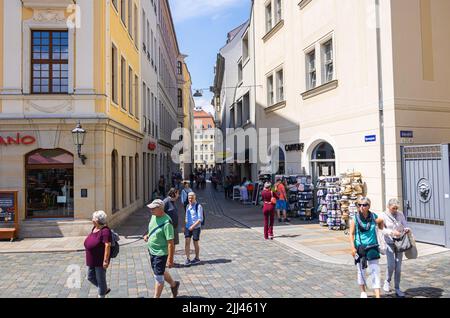 Dresden, Deutschland - 28. Juni 2022: Blick von der Sporengasse auf das Taschenbergpalais. Neu gebaute Gebäude und Straßen laden zum Stro ein Stockfoto