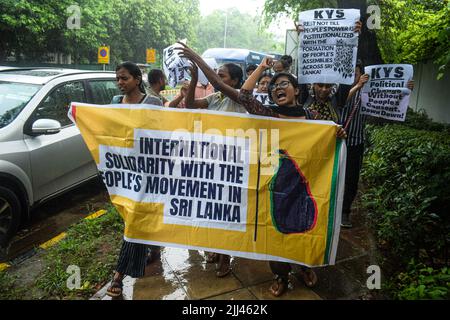 Neu-Delhi, Indien. 22.. Juli 2022. Studentenaktivisten von Krantikari Yuva Sangathan (KYS) rufen vor dem Büro der Vereinten Nationen (UN) in Neu-Delhi Parolen auf, als sie ankamen, um ein Memorandum gegen die Verhaftung von srilankischen Aktivisten und die Razzia auf der wichtigsten regierungsfeindlichen Proteststelle in Sri Lanka einzureichen. (Bild: © Kabir Jhangiani/Pacific Press via ZUMA Press Wire) Bild: ZUMA Press, Inc./Alamy Live News Stockfoto