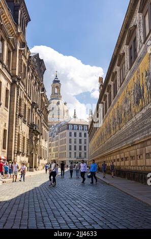 Dresden, Deutschland - 28. Juni 2022: Der Fürstenzug in der Dresdner Altstadt. Großes Wandbild einer berittenen Prozession des Herrschers Stockfoto