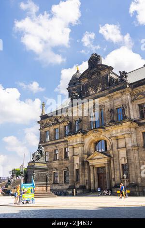 Dresden, Deutschland - 28. Juni 2022: Das Oberlandesgericht Dresden mit der Statue von Friedrich August dem direkt vor dem Gebäude. Zum l Stockfoto