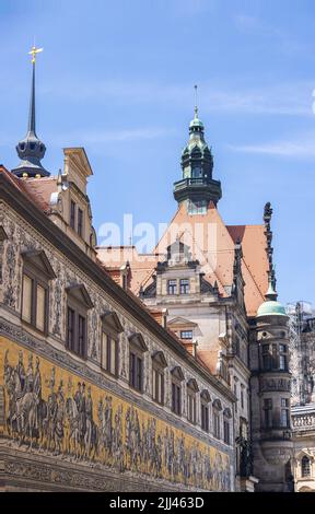 Dresden, Deutschland - 28. Juni 2022: Blick über die Dächer der Dresdner Altstadt auf den Turm der Hoflkirche. Der Fürstenzug in Stockfoto