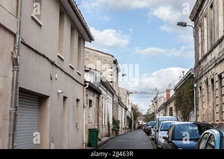 Bild einer typischen Straße von Bordeaux, Frankreich, mit Fassaden von Gebäuden, die renoviert werden, im Stadtzentrum der Stadt, während einer Immobilienoper Stockfoto