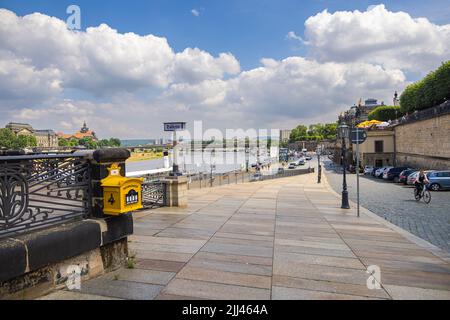 Dresden, Deutschland - 28. Juni 2022: Panoramablick auf das Terrassenufer bis zu den Elbwiesen mit der Carolabruecke am Horizont. Yel Stockfoto