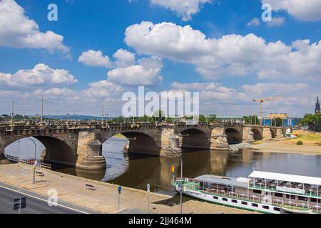Dresden, Deutschland - 28. Juni 2022: Augustusbrücke oder Augustusbrücke an einem sonnigen Sommertag. Blick von der Brühlschen Terrasse über die Brühlsche Terrasse Stockfoto