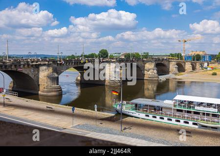 Dresden, Deutschland - 28. Juni 2022: Augustusbrücke oder Augustusbrücke an einem sonnigen Sommertag. Blick von der Brühlschen Terrasse über die Brühlsche Terrasse Stockfoto