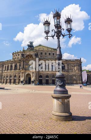 Dresden, 28. Juni 2022: Die Semperoper ist das Opernhaus der Sächsischen Staatsoper. Am Theaterplatz in der Nähe der Elbe gelegen Stockfoto