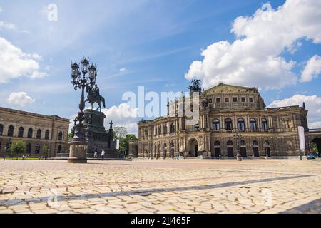 Dresden, 28. Juni 2022: Die Semperoper ist das Opernhaus der Sächsischen Staatsoper. Am Theaterplatz in der Nähe der Elbe gelegen Stockfoto