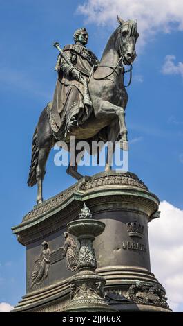 Dresden, Deutschland - 28. Juni 2022: Das König-Johann-Denkmal ist eine bronzene Reiterstatue des Königs Johann von Sachsen auf dem Dresdner Theaterplatz vor dem Stockfoto