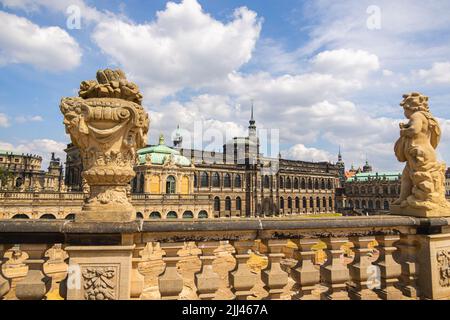 Dresden, Deutschland - 28. Juni 2022: Sandsteinstatue im Dresdener Zwinger. Die 300 Jahre alten Figuren wurden umfassend restauriert. Blick über die Stockfoto