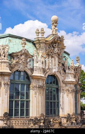 Dresden, Deutschland - 28. Juni 2022: Das Barockschloss des Dresdner Zwinger. Goldene Ornamente historischer Gebäude. Orangerie und Garten sowie Stockfoto