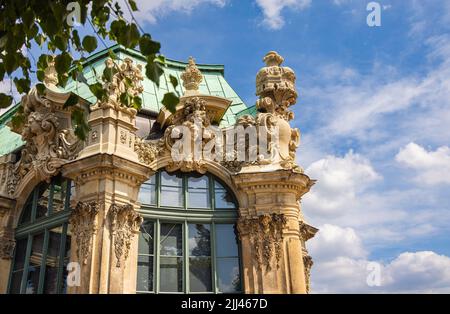Dresden, Deutschland - 28. Juni 2022: Das Barockschloss des Dresdner Zwinger. Goldene Ornamente historischer Gebäude. Orangerie und Garten sowie Stockfoto