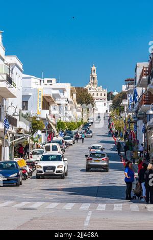 Stadtansicht der Tinos Insel mit engen Kopfsteinpflasterstraßen und Souvenirläden, die lokale Produkte, Souvenirs, Tinos, Kykladen, Ägäisches Meer, Griechenland verkaufen Stockfoto