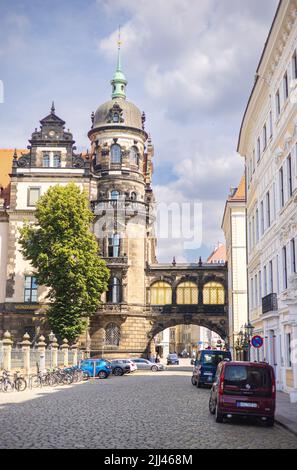 Dresden, 28. Juni 2022: Blick auf den Taschenberg, Straße zwischen Residenzschloss und Taschenbergpalais. Fußgängerbrücke als Verbindung zwischen dem Stockfoto