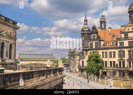 Dresden, 28. Juni 2022: Blick vom Zwinger auf die Hofkirche und das Residenzschloss. Blick über den Theaterplatz nach Dre Stockfoto