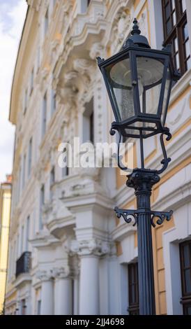 Straßenlaterne in der Innenstadt von Dresden. Eine alte Retro-Straßenlampe vor einem renovierten Haus im alten Stil. Die Straßenlaternen in der Altstadt von Dr Stockfoto