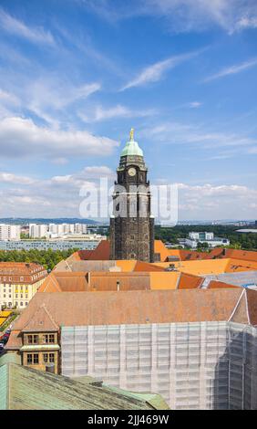 Dresden, Deutschland - 28. Juni 2022: Das Rathaus von Dresden, Sitz des Bürgermeisters der Stadt. Mit seinem Uhrenturm überragt er die Stadt. Luftaufnahme citysc Stockfoto