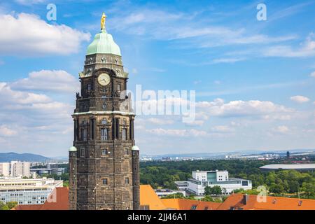 Dresden, Deutschland - 28. Juni 2022: Das Rathaus von Dresden, Sitz des Bürgermeisters der Stadt. Mit seinem Uhrenturm überragt er die Stadt. Luftaufnahme citysc Stockfoto