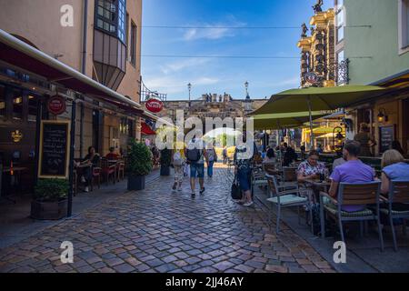 Dresden, 28. Juni 2022: Blick auf die Straße in die „Münzgasse“ in Richtung Elbe. Restaurants und kleine Geschäfte säumen die Straße. Touri Stockfoto