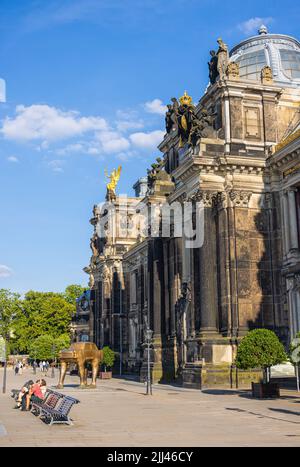 Dresden, Deutschland - 28. Juni 2022: An der Akademie der Künste an den Elbterrassen. Goldene Statue auf der Glaskuppel des historischen Gebäudes. Landm Stockfoto