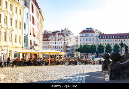 Dresden, 28. Juni 2022: Restaurants hinter der Frauenkirche mit dem Augustiner laden zum Verweilen in historischer Umgebung ein. Der Stockfoto