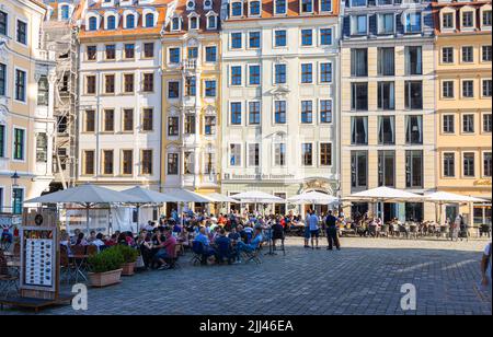 Dresden, Deutschland - 28. Juni 2022: Biergarten neben der Frauenkirche. Touristen und Einheimische genießen das Wetter und den Blick auf die wiedererbauten Frauen Stockfoto