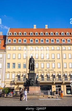 Dresden, Deutschland - 28. Juni 2022: Das berühmte Steigenberger Hotel de Saxe am Neumarkt in der Dresdner Altstadt. Vor der Statue von Friedrich Augu Stockfoto