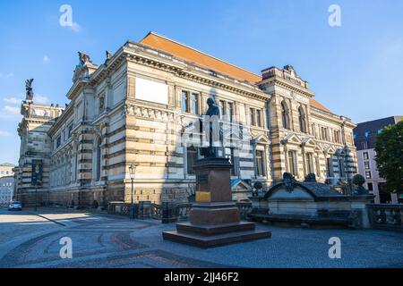 Dresden, Deutschland - 28. Juni 2022: Das Albertinum am östlichen Ende der Brühlschen Terrasse in Dresden. Vor dem Gottfried Semper Denkmal in m Stockfoto