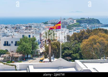 Byzantinische Flagge winkt am Eingang der Panagia Megalochari Kathedrale oder der Jungfrau Maria in Tinos Insel, Kykladen, Griechenland, Europa Stockfoto