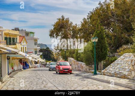 Stadtansicht der Tinos Insel mit engen Kopfsteinpflasterstraßen und Souvenirläden, die lokale Produkte, Souvenirs, Tinos, Kykladen, Ägäisches Meer, Griechenland verkaufen Stockfoto