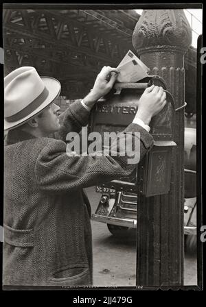 Briefpost im Briefkasten, New York City, 1930s. Bild aus einem 5x7-Zoll-Filmnegativ. Stockfoto