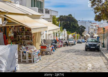 Stadtansicht der Tinos Insel mit engen Kopfsteinpflasterstraßen und Souvenirläden, die lokale Produkte, Souvenirs, Tinos, Kykladen, Ägäisches Meer, Griechenland verkaufen Stockfoto