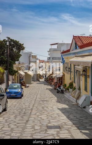 Stadtansicht der Tinos Insel mit engen Kopfsteinpflasterstraßen und Souvenirläden, die lokale Produkte, Souvenirs, Tinos, Kykladen, Ägäisches Meer, Griechenland verkaufen Stockfoto