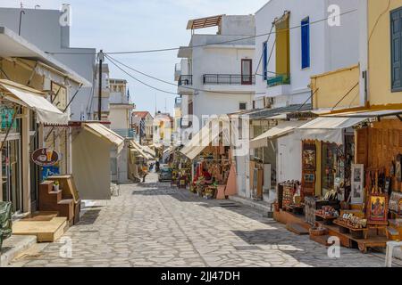 Stadtansicht der Tinos Insel mit engen Kopfsteinpflasterstraßen und Souvenirläden, die lokale Produkte, Souvenirs, Tinos, Kykladen, Ägäisches Meer, Griechenland verkaufen Stockfoto