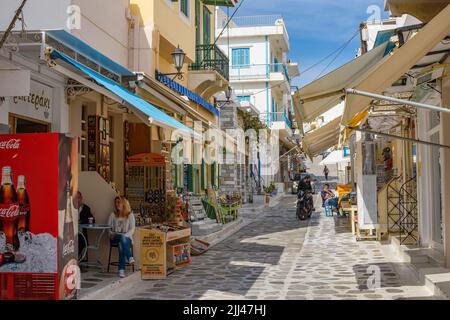 Stadtansicht der Tinos Insel mit engen Kopfsteinpflasterstraßen und Souvenirläden, die lokale Produkte, Souvenirs, Tinos, Kykladen, Ägäisches Meer, Griechenland verkaufen Stockfoto