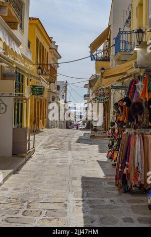 Stadtansicht der Tinos Insel mit engen Kopfsteinpflasterstraßen und Souvenirläden, die lokale Produkte, Souvenirs, Tinos, Kykladen, Ägäisches Meer, Griechenland verkaufen Stockfoto