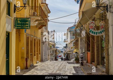 Stadtansicht der Tinos Insel mit engen Kopfsteinpflasterstraßen und Souvenirläden, die lokale Produkte, Souvenirs, Tinos, Kykladen, Ägäisches Meer, Griechenland verkaufen Stockfoto