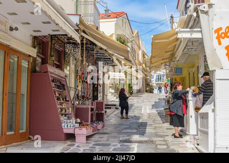 Stadtansicht der Tinos Insel mit engen Kopfsteinpflasterstraßen und Souvenirläden, die lokale Produkte, Souvenirs, Tinos, Kykladen, Ägäisches Meer, Griechenland verkaufen Stockfoto