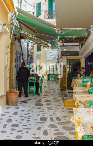 Stadtansicht der Tinos Insel mit engen Kopfsteinpflasterstraßen und Souvenirläden, die lokale Produkte, Souvenirs, Tinos, Kykladen, Ägäisches Meer, Griechenland verkaufen Stockfoto