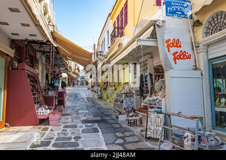 Stadtansicht der Tinos Insel mit engen Kopfsteinpflasterstraßen und Souvenirläden, die lokale Produkte, Souvenirs, Tinos, Kykladen, Ägäisches Meer, Griechenland verkaufen Stockfoto