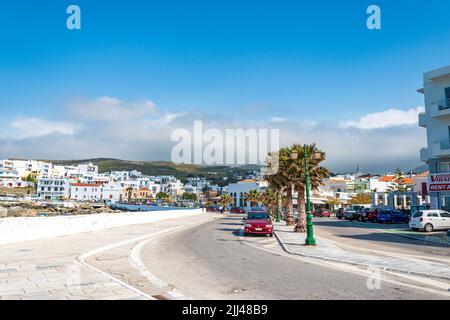 Stadtansicht der Stadt Chora auf der Insel Tinos rund um den Hafen von Tinos in den Kykladen, Griechenland, Europa Stockfoto
