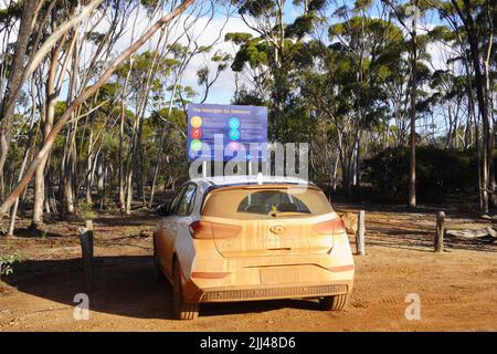 Rückansicht eines Autos, das im roten australischen Outback-Staub auf dem Parkplatz der Touristenattraktion Mulka's Cave liegt Stockfoto