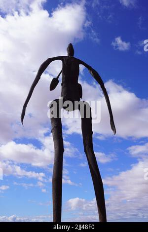 Antony Gormley Skulptur am Lake Ballard gegen den blauen Himmel Stockfoto