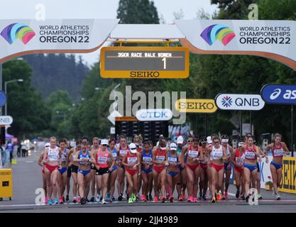 Eugene, USA. 22.. Juli 2022. Die Rennläufer starten beim Finale der Frauen-Rennen 35km bei den Leichtathletik-Weltmeisterschaften Oregon22 in Eugene, Oregon, USA, am 22. Juli 2022. Quelle: Wu Xiaoling/Xinhua/Alamy Live News Stockfoto