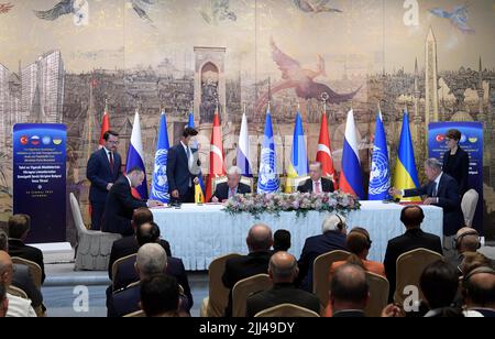 Istanbul, Türkei. 22.. Juli 2022. (220723) -- ISTANBUL, 23. Juli 2022 (Xinhua) -- der türkische Verteidigungsminister Hulusi Akar (R), der Generalsekretär der Vereinten Nationen, Antonio Guterres (L, Mitte), und der ukrainische Infrastrukturminister Oleksandr Kubrakov (L) unterzeichnen am 22. Juli 2022 in Istanbul, T¨¹rkiye, einen Deal. Russland und die Ukraine unterzeichneten am Freitag in Istanbul eine Vereinbarung mit T¨¹rkiye und den Vereinten Nationen, um die Getreidelieferungen aus ukrainischen Häfen über das Schwarze Meer an internationale Märkte wieder aufzunehmen.die Vereinbarung wurde zunächst vom russischen Verteidigungsminister Sergei Shoigu mit seinem türkischen Amtskollegen Hulusi unterzeichnet Stockfoto