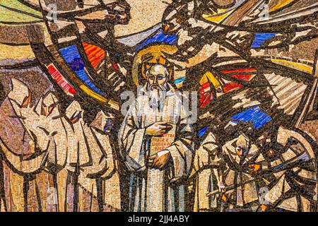 Mosaik mit biblischen Motiven am Eingang zur Klosterkirche, Abtei Monte Oliveto Maggiore, in der Nähe von Buonconvento, Toskana, Italien Stockfoto