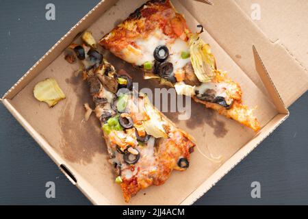 Vegetarische Pizza in verschmutzter Kartonschachtel Stockfoto