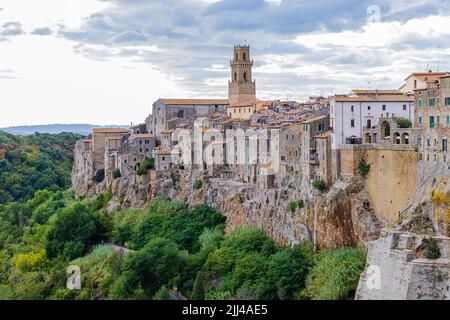 Panoramablick auf die mittelalterliche Stadt Pitigliano, dunkle Wolken oben, Pitigliano, Toskana, Italien Stockfoto